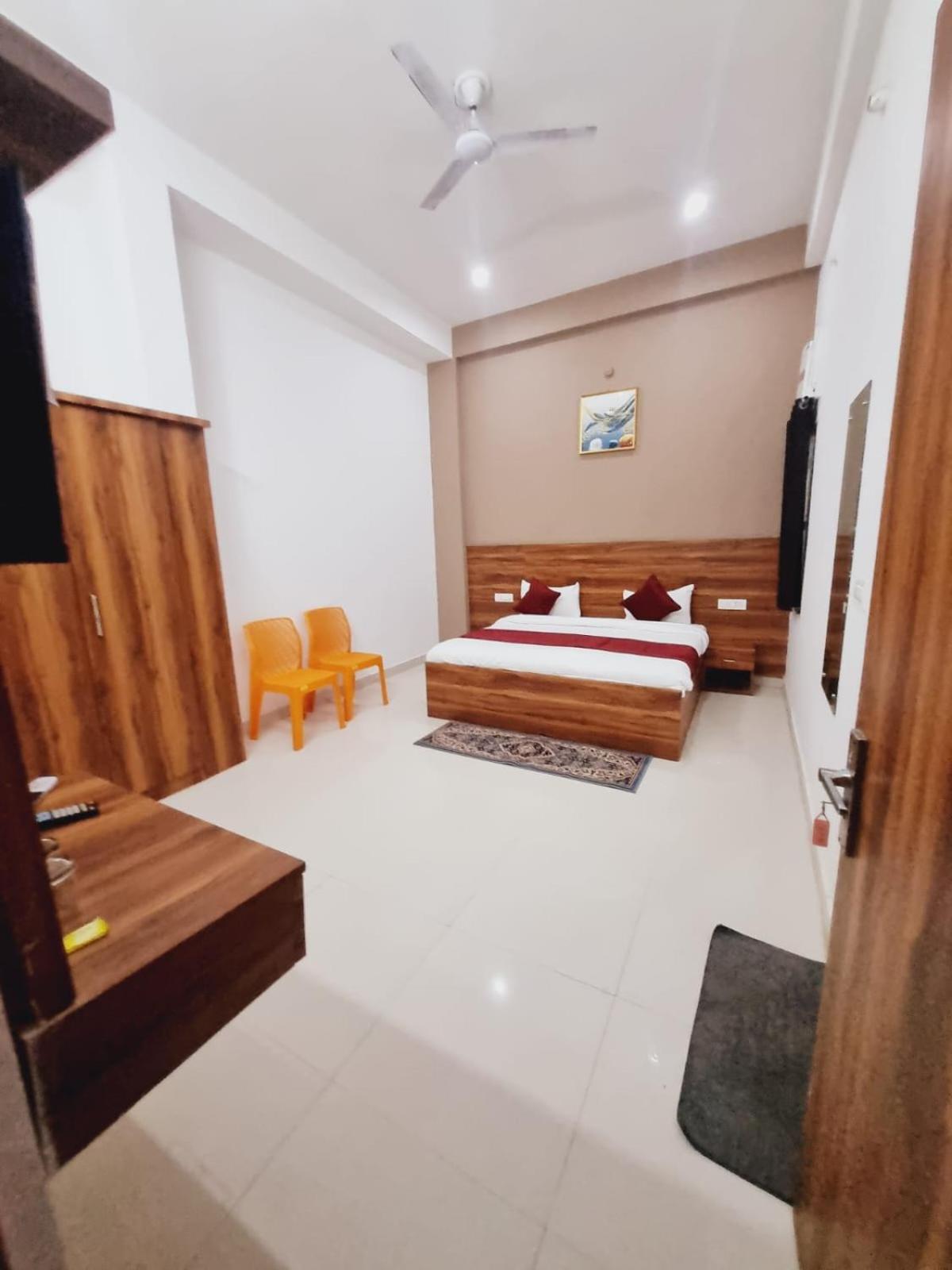 Hotel Spiritual Land - Behind Prem Mandir- By Shreemukund Vrindāvan Buitenkant foto